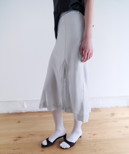ROLAROLA(ロラロラ)の「SATIN LACE LONG SKIRT SILVER(スカート・レディース・シルバー・SMALL/MEDIUM)」の2枚目の写真