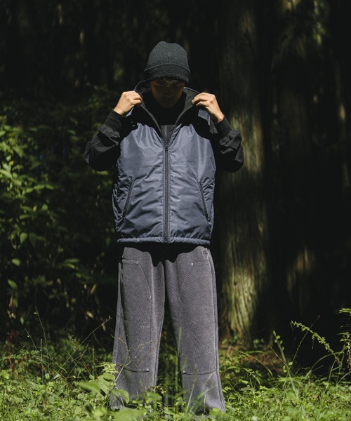 TENEZ(テネス)の「NEO DOWN KPOK x TENEZ Down Vest(ダウンベスト・メンズ・チャコール/カーキ・MEDIUM/LARGE)」の4枚目の写真