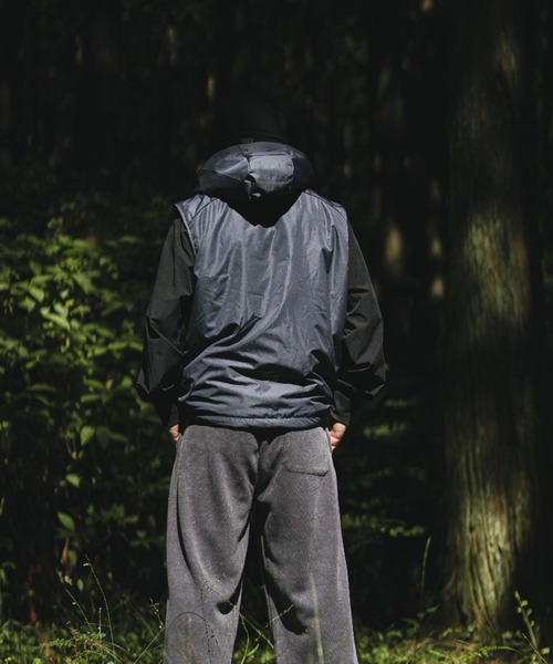 TENEZ(テネス)の「NEO DOWN KPOK x TENEZ Down Vest(ダウンベスト・メンズ・チャコール/カーキ・MEDIUM/LARGE)」の5枚目の写真