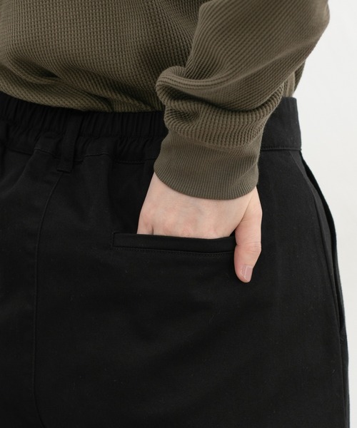 Honeys(ハニーズ)の「ゆったりチノパンツ(股下60cm)(チノパンツ・レディース・ネイビー/ブラック/モカ・3L/M/L/S/LL/SS)」の13枚目の写真