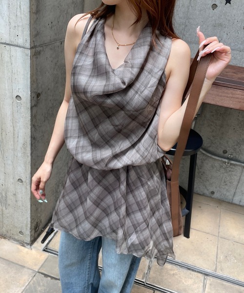 ROGER AND RAW(ロジャーアンドロウ)の「チェック シフォンホルターネックチュニック(シャツ/ブラウス・レディース・ブラック/グレー/ブラウン・FREE)」の2枚目の写真