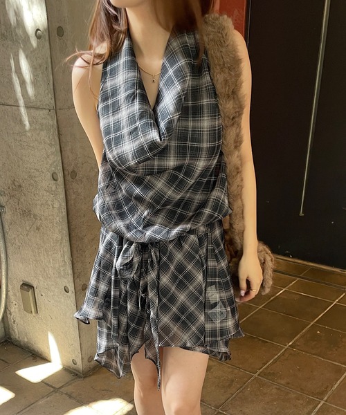 ROGER AND RAW(ロジャーアンドロウ)の「チェック シフォンホルターネックチュニック(シャツ/ブラウス・レディース・ブラック/グレー/ブラウン・FREE)」の1枚目の写真