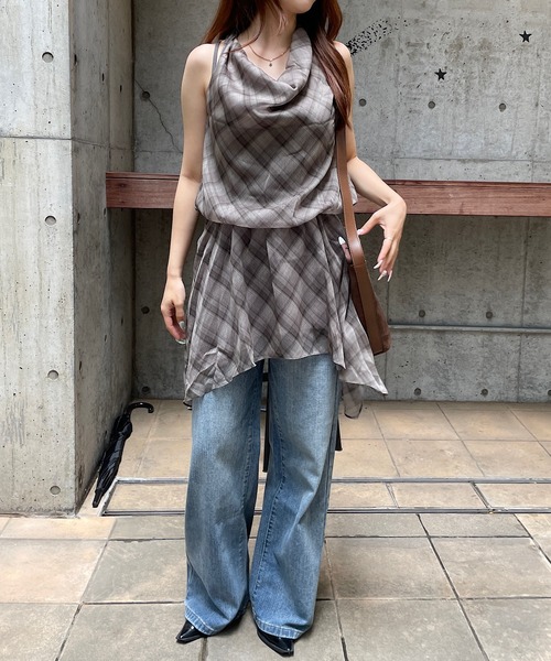 ROGER AND RAW(ロジャーアンドロウ)の「チェック シフォンホルターネックチュニック(シャツ/ブラウス・レディース・ブラック/グレー/ブラウン・FREE)」の4枚目の写真