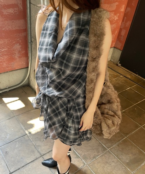 ROGER AND RAW(ロジャーアンドロウ)の「チェック シフォンホルターネックチュニック(シャツ/ブラウス・レディース・ブラック/グレー/ブラウン・FREE)」の21枚目の写真