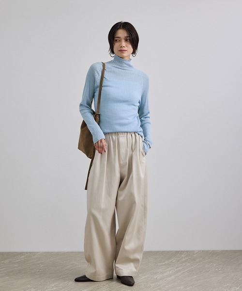 SALON adam et rope'(サロン アダム エ ロペ)の「シアーアイレットマルチWAYタートルプルオーバー(Tシャツ/カットソー・レディース・ブラック/オフホワイト/サックスブルー・FREE)」の22枚目の写真