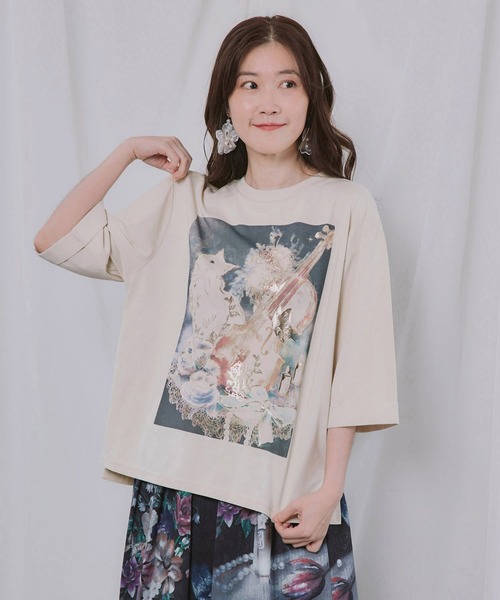 ScoLar(スカラー)の「ScoLar(スカラー) ネコと音楽のお茶会 箔プリント入りTシャツ(Tシャツ/カットソー・レディース・ブラック/ブラウン/アイボリー・MEDIUM)」の1枚目の写真