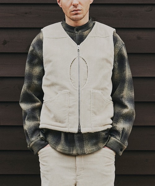 SEAGREEN(シーグリーン)の「SEAGREEN(シーグリーン) WIDE WALE CORDUROY HUNTING VEST ワイドウェールコーデュロイハンティングベスト(ベスト・メンズ・ライトグレー/ブラウン・3/2/4)」の1枚目の写真