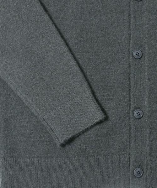 ADHOC（アドホック）の「メンズ ベーシック ラウンド カーディガン (DK-KHAKI) (HC9GD01)（カーディガン/ボレロ・メンズ・その他・100/95/105）」の4枚目の写真