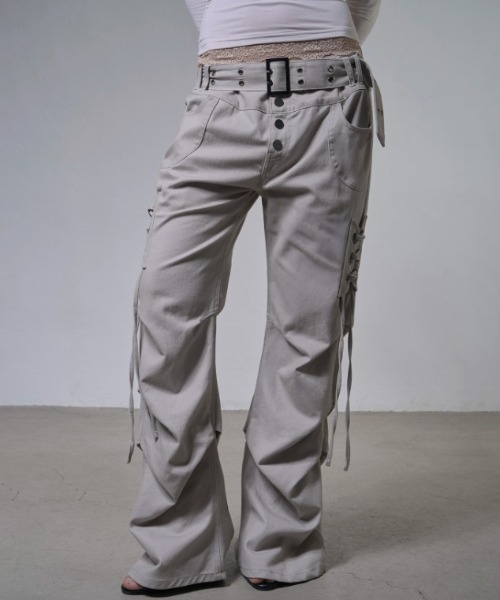 FANCY CLUB(ファンシークラブ)の「A'GEM/9 × .kom 『FANCY CLUB/ファンシークラブ』 BELTED FLARE SHIRRING PANTS/ベルテッドフレアシャーリングパンツ(その他パンツ・レディース・ブラック/ベージュ・1/2)」の2枚目の写真