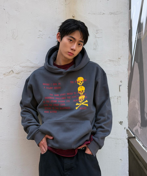 AMOU（アモウ）の「Skull Letter Hoodie CHACOAL GRAY（パーカー・メンズ・その他・2/1）」の6枚目の写真