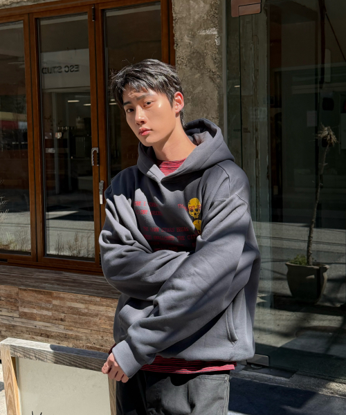 AMOU（アモウ）の「Skull Letter Hoodie CHACOAL GRAY（パーカー・メンズ・その他・2/1）」の5枚目の写真