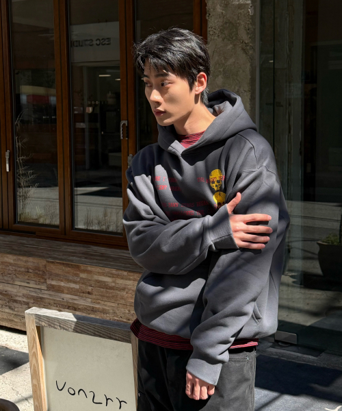AMOU（アモウ）の「Skull Letter Hoodie CHACOAL GRAY（パーカー・メンズ・その他・2/1）」の4枚目の写真