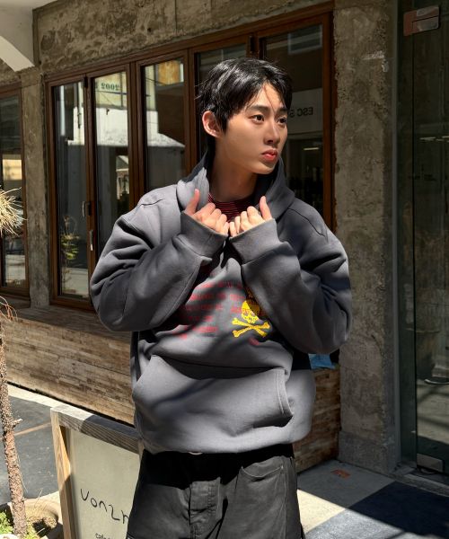 AMOU（アモウ）の「Skull Letter Hoodie CHACOAL GRAY（パーカー・メンズ・その他・2/1）」の2枚目の写真