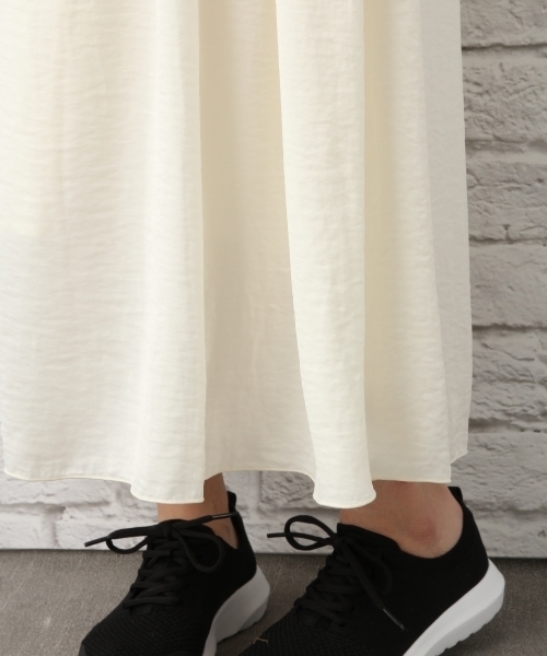 LEPSIM（レプシィム）の「サテンロングフレアスカート 740752（スカート・レディース・ホワイト/ブラウン/ダークネイビー・MEDIUM/LARGE）」の13枚目の写真