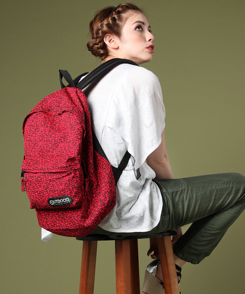 alcali(アルカリ)の「OUTDOOR×alcali / alcali別注コラボ ヒョウ柄バックパック(バックパック/リュック・レディース・ブル-グレ-/ブラウン/ベージュ/レッド・FREE)」の4枚目の写真