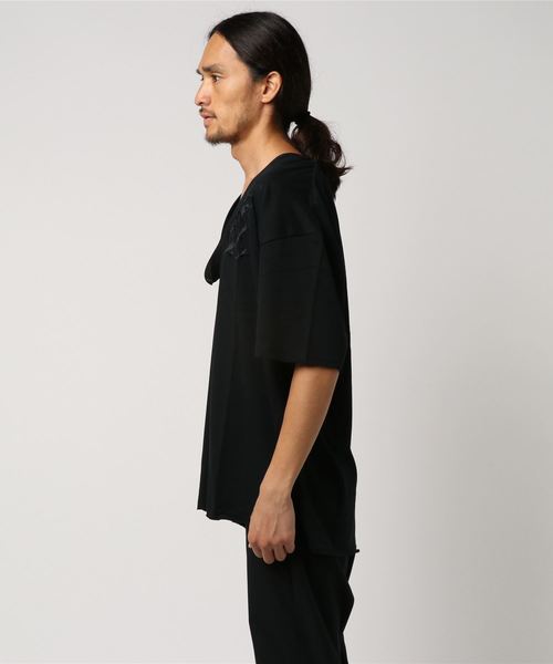 NOT CONVENTIONAL（ノットコンベンショナル）の「NOTCONVENTIONAL/Traibal Tee（Tシャツ/カットソー・メンズ・ブラック/ベージュ・FREE）」の3枚目の写真