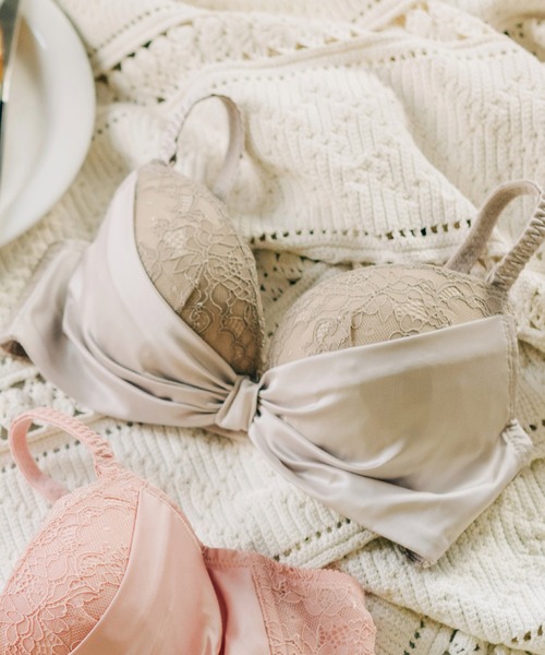 fran de lingerie（フランデランジェリー）の「ミルキーなサテン生地とレースがポイント「すき間レスサテン」ブラジャーショーツセット（ブラ&ショーツ・レディース・グレー/セージグリーン/ライトブラウン/アイボリー/グレイッシュベージュ/ピンク/ブルー/クリアブラック/ワイン/オフホワイト/カーキ/パープル/ワインレッド/グリーン/ネイビー/コーラルピンク/ミント/ライトピンク・B65/B70/C70/D70/B75/C65/F65/F70/F75/G65/G70/G75/C75/D65/D75/E65/E70/E75/F80/E80/G80/D80/A65/A70/A75）」の7枚目の写真