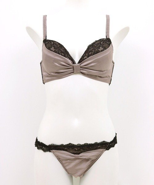 fran de lingerie（フランデランジェリー）の「ミルキーなサテン生地とレースがポイント「すき間レスサテン」ブラジャーショーツセット（ブラ&ショーツ・レディース・グレー/セージグリーン/ライトブラウン/アイボリー/グレイッシュベージュ/ピンク/ブルー/クリアブラック/ワイン/オフホワイト/カーキ/パープル/ワインレッド/グリーン/ネイビー/コーラルピンク/ミント/ライトピンク・B65/B70/C70/D70/B75/C65/F65/F70/F75/G65/G70/G75/C75/D65/D75/E65/E70/E75/F80/E80/G80/D80/A65/A70/A75）」の19枚目の写真