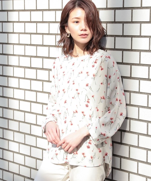 LEPSIM（レプシィム）の「ハナガラVネックタックブラウス　865118（シャツ/ブラウス・レディース・オフホワイト/ネイビー/ブラック/グレイッシュベージュ・MEDIUM/LARGE）」の4枚目の写真