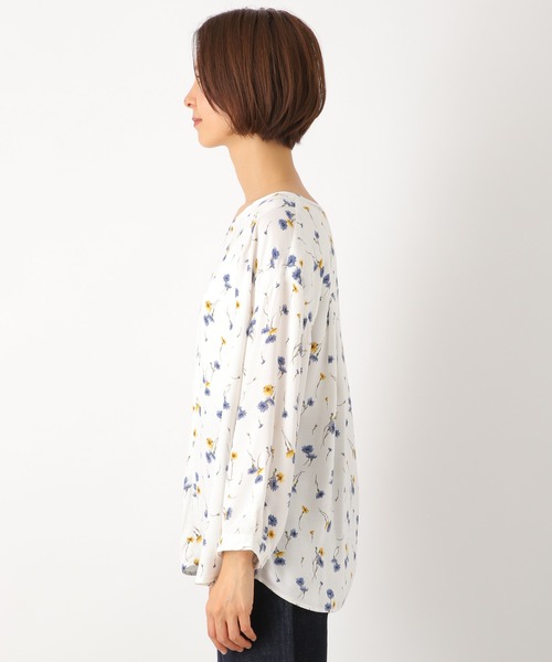 LEPSIM（レプシィム）の「ハナガラVネックタックブラウス　865118（シャツ/ブラウス・レディース・オフホワイト/ネイビー/ブラック/グレイッシュベージュ・MEDIUM/LARGE）」の5枚目の写真