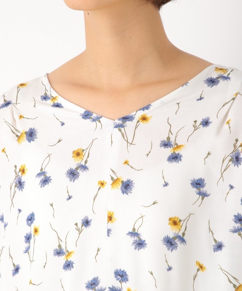 LEPSIM（レプシィム）の「ハナガラVネックタックブラウス　865118（シャツ/ブラウス・レディース・オフホワイト/ネイビー/ブラック/グレイッシュベージュ・MEDIUM/LARGE）」の7枚目の写真