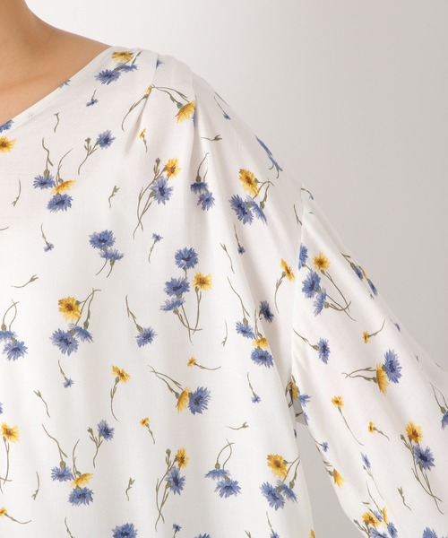 LEPSIM（レプシィム）の「ハナガラVネックタックブラウス　865118（シャツ/ブラウス・レディース・オフホワイト/ネイビー/ブラック/グレイッシュベージュ・MEDIUM/LARGE）」の8枚目の写真