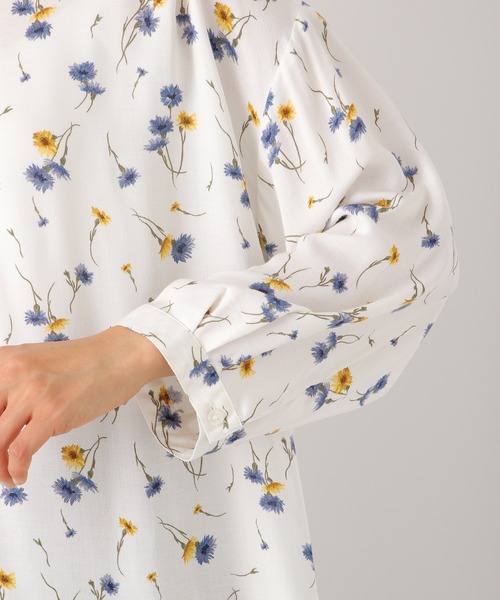 LEPSIM（レプシィム）の「ハナガラVネックタックブラウス　865118（シャツ/ブラウス・レディース・オフホワイト/ネイビー/ブラック/グレイッシュベージュ・MEDIUM/LARGE）」の9枚目の写真