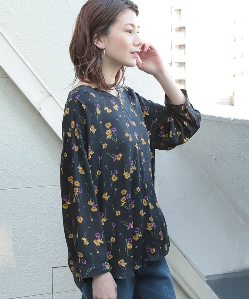 LEPSIM（レプシィム）の「ハナガラVネックタックブラウス　865118（シャツ/ブラウス・レディース・オフホワイト/ネイビー/ブラック/グレイッシュベージュ・MEDIUM/LARGE）」の17枚目の写真