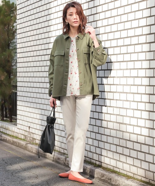 LEPSIM（レプシィム）の「ハナガラVネックタックブラウス　865118（シャツ/ブラウス・レディース・オフホワイト/ネイビー/ブラック/グレイッシュベージュ・MEDIUM/LARGE）」の19枚目の写真