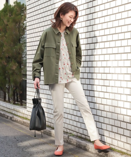 LEPSIM（レプシィム）の「ハナガラVネックタックブラウス　865118（シャツ/ブラウス・レディース・オフホワイト/ネイビー/ブラック/グレイッシュベージュ・MEDIUM/LARGE）」の18枚目の写真