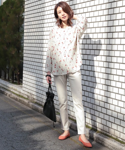 LEPSIM（レプシィム）の「ハナガラVネックタックブラウス　865118（シャツ/ブラウス・レディース・オフホワイト/ネイビー/ブラック/グレイッシュベージュ・MEDIUM/LARGE）」の20枚目の写真