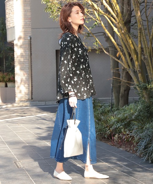 LEPSIM（レプシィム）の「ハナガラVネックタックブラウス　865118（シャツ/ブラウス・レディース・オフホワイト/ネイビー/ブラック/グレイッシュベージュ・MEDIUM/LARGE）」の22枚目の写真