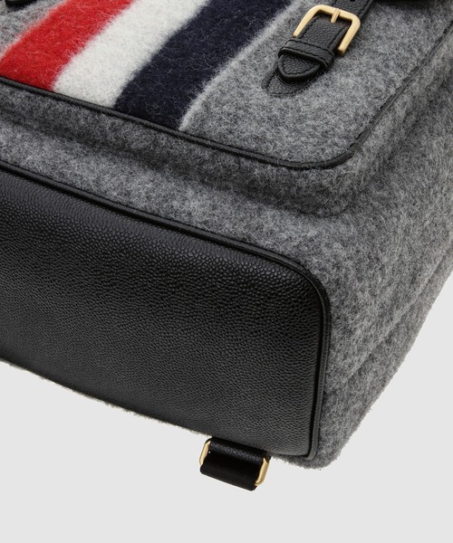 THOM BROWNE（トムブラウン）の「HUNTING BACKPACK IN BOILED WOOL W/ RWB STRIPE（バックパック/リュック・メンズ・グレー・ONE SIZE）」の3枚目の写真