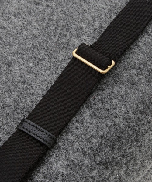 THOM BROWNE（トムブラウン）の「HUNTING BACKPACK IN BOILED WOOL W/ RWB STRIPE（バックパック/リュック・メンズ・グレー・ONE SIZE）」の4枚目の写真