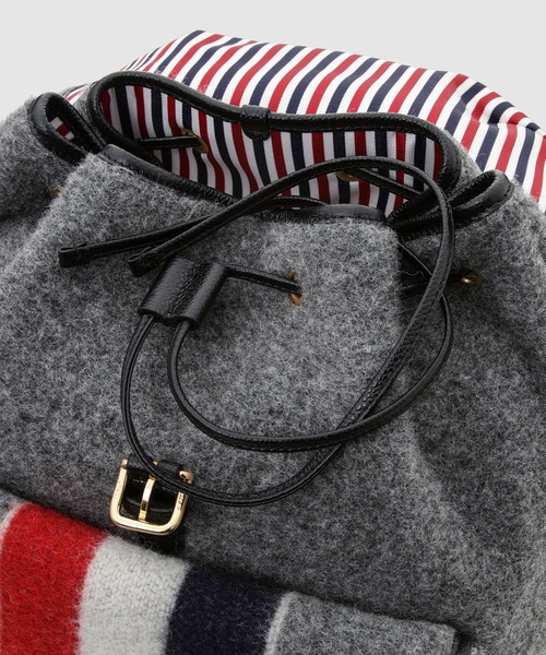 THOM BROWNE（トムブラウン）の「HUNTING BACKPACK IN BOILED WOOL W/ RWB STRIPE（バックパック/リュック・メンズ・グレー・ONE SIZE）」の5枚目の写真
