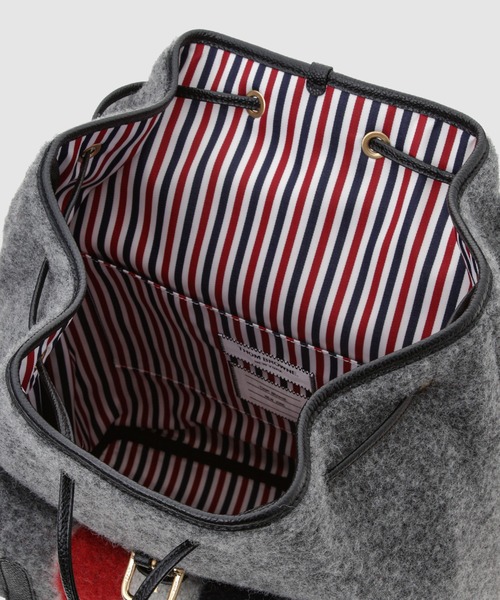 THOM BROWNE（トムブラウン）の「HUNTING BACKPACK IN BOILED WOOL W/ RWB STRIPE（バックパック/リュック・メンズ・グレー・ONE SIZE）」の6枚目の写真