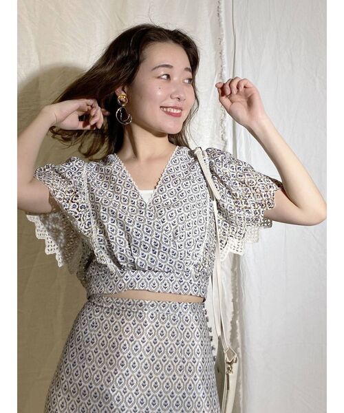 MERCURYDUO(マーキュリーデュオ)の「カットワーク刺繍タイルパターンブラウス(シャツ/ブラウス・レディース・グリーン/ネイビー・FREE)」の2枚目の写真
