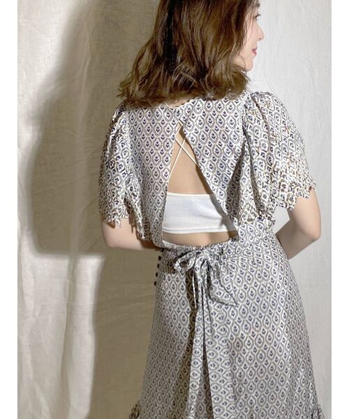 MERCURYDUO(マーキュリーデュオ)の「カットワーク刺繍タイルパターンブラウス(シャツ/ブラウス・レディース・グリーン/ネイビー・FREE)」の4枚目の写真