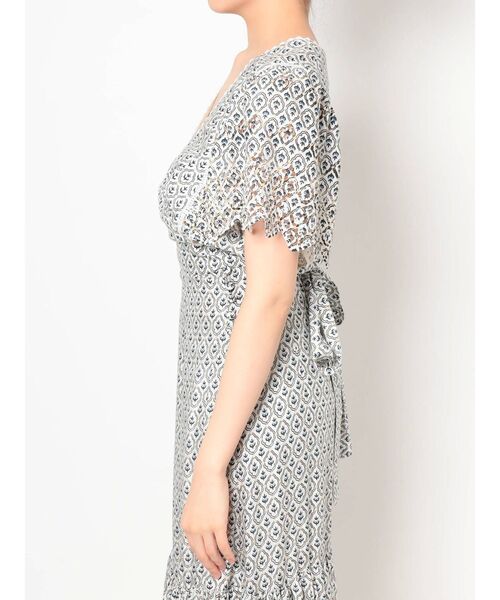 MERCURYDUO(マーキュリーデュオ)の「カットワーク刺繍タイルパターンブラウス(シャツ/ブラウス・レディース・グリーン/ネイビー・FREE)」の5枚目の写真