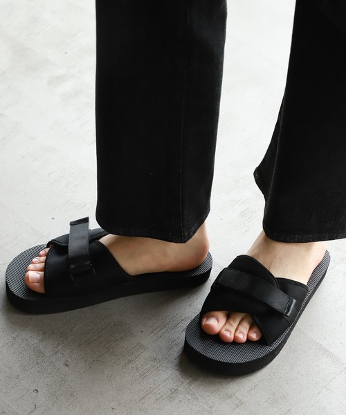 LAKOLE（ラコレ）の「ワンベルトスライドサンダル / 937041（サンダル・メンズ・ブラック/グレー/カーキ/キャメル・MEDIUM/LARGE）」の2枚目の写真