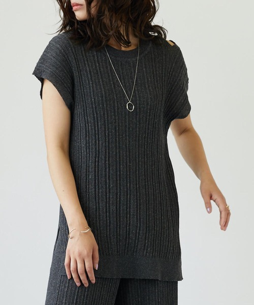 FLEUR DE KALINA（フレールドゥカリーナ）の「【FLEUR DE KALINA/ﾌﾚｰﾙ ﾄﾞｩ ｶﾘｰﾅ】 肩ｽﾘｯﾄﾌﾚﾝﾁｽﾘｰﾌﾞTOPS（ニット/セーター・レディース・ブラック/ベージュ/イエロー・FREE）」の2枚目の写真