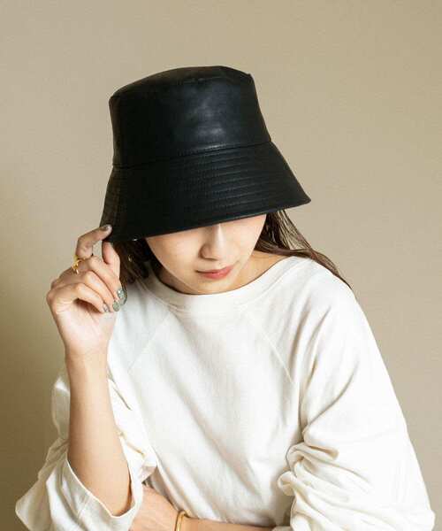 KBF（ケイビーエフ）の「フェイクレザーバケットHAT（ハット・レディース・ブラック/オフホワイト・ONE）」の2枚目の写真