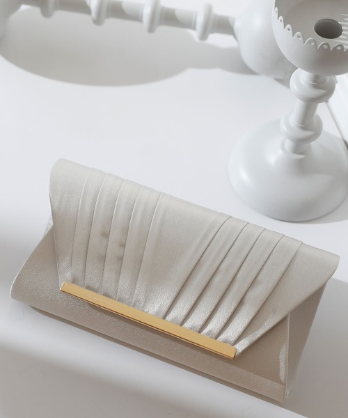 PourVous（プールヴー）の「サテン タック パーティーバッグ 結婚式 同窓会 オケージョン 二次会 （クラッチバッグ・レディース・ブラック/シルバー/ゴールド/ブロンズ・FREE）」の3枚目の写真