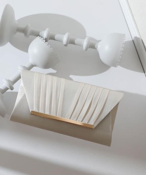 PourVous（プールヴー）の「サテン タック パーティーバッグ 結婚式 同窓会 オケージョン 二次会 （クラッチバッグ・レディース・ブラック/シルバー/ゴールド/ブロンズ・FREE）」の7枚目の写真