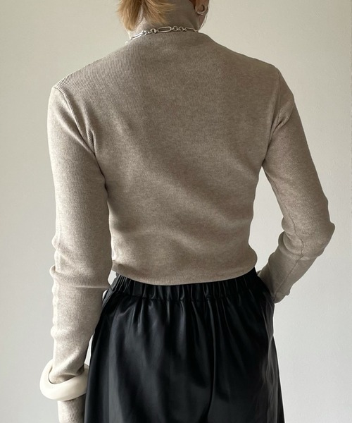 y/m by misato（イムバイミサト）の「リブタートルトップス（ニット/セーター・レディース・オフホワイト/ブラック/ベージュ・FREE）」の20枚目の写真