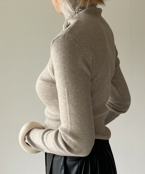 y/m by misato（イムバイミサト）の「リブタートルトップス（ニット/セーター・レディース・オフホワイト/ブラック/ベージュ・FREE）」の19枚目の写真