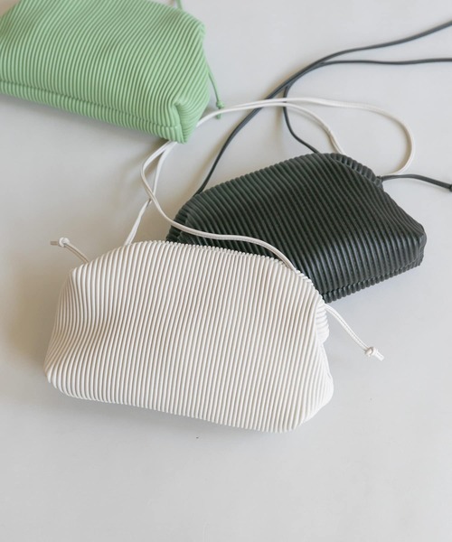 URBAN RESEARCH ROSSO（アーバンリサーチロッソ）の「プリーツポシェット（ショルダーバッグ・レディース・ブラック/オフホワイト/グリーン・FREE）」の2枚目の写真