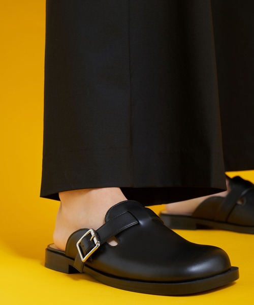 CHARLES & KEITH(チャールズ & キース)の「バックルド ラウンドトゥローファーミュール / Buckled Round-Toe Loafer Mules(サンダル・レディース・ブラック/イエロー・22.5cm/23cm/23.5cm/24.5cm/25cm/25.5cm)」の14枚目の写真
