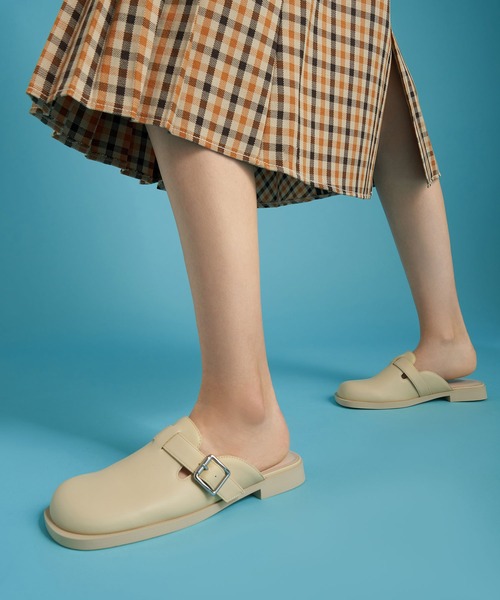 CHARLES & KEITH(チャールズ & キース)の「バックルド ラウンドトゥローファーミュール / Buckled Round-Toe Loafer Mules(サンダル・レディース・ブラック/イエロー・22.5cm/23cm/23.5cm/24.5cm/25cm/25.5cm)」の8枚目の写真