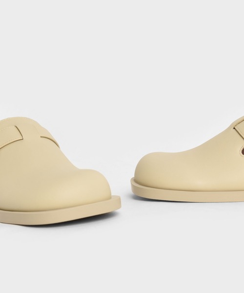 CHARLES & KEITH(チャールズ & キース)の「バックルド ラウンドトゥローファーミュール / Buckled Round-Toe Loafer Mules(サンダル・レディース・ブラック/イエロー・22.5cm/23cm/23.5cm/24.5cm/25cm/25.5cm)」の4枚目の写真